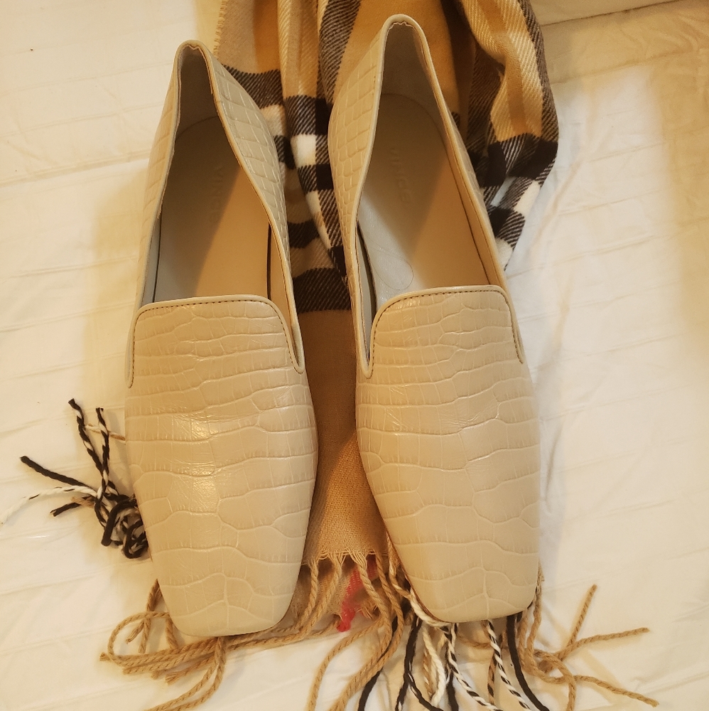 NWT- VINCE FLAT LEATHER SHOES